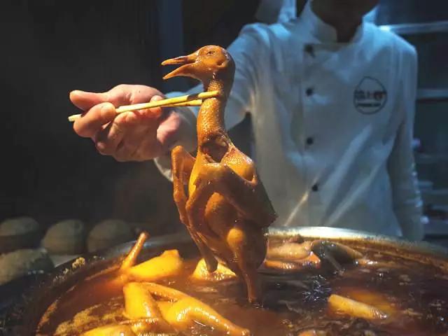 一天卖掉60只生烤乳鸽，卤切肥肠要配小米酒！杭州的深夜小酒馆是这样的