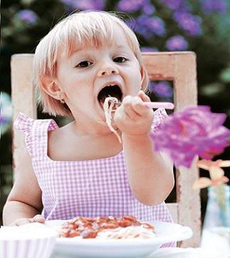 两岁宝宝不吃饭做什么给他吃,两岁宝宝不愿意吃饭怎么引导