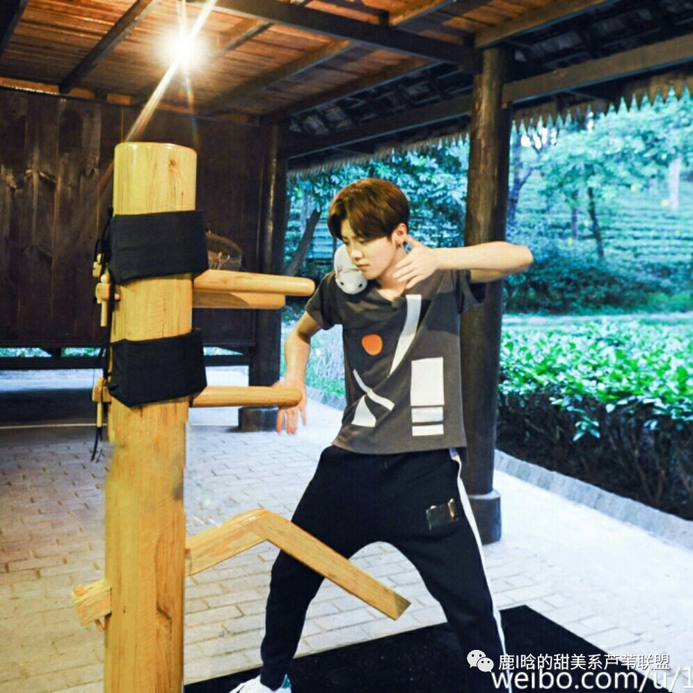 芦苇们赶快围观，鹿晗裸上身视频流出