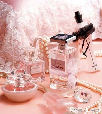 正确闻香水的手法,新手名牌香水怎么选好闻