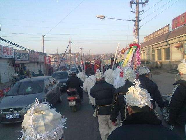 开车遇到丧葬车队怎么做,遇到出殡车队如何避让