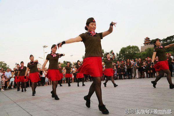 甘肃平凉网红老人跳广场舞,甘肃平凉广场舞大爷