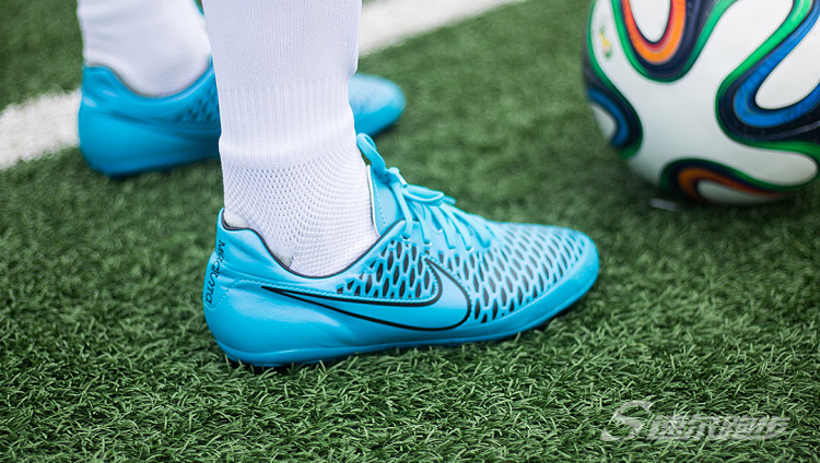 中场aj足球鞋,阿迪达斯碎钉顶级足球球鞋推荐