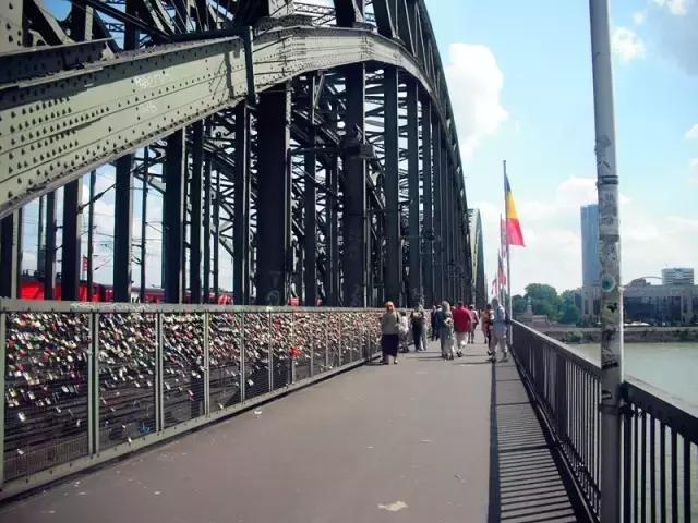 上帝视角俯瞰德国科隆大教堂,德国科隆大教堂效果图