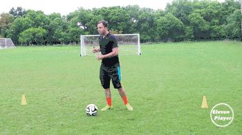 足球带球突破时需要注意什么,足球左脚踩球右脚带球转身教学