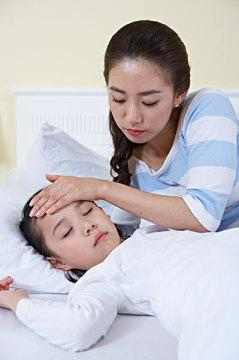 高温天气小心中暑,家长教孩子处理高温中暑的方法