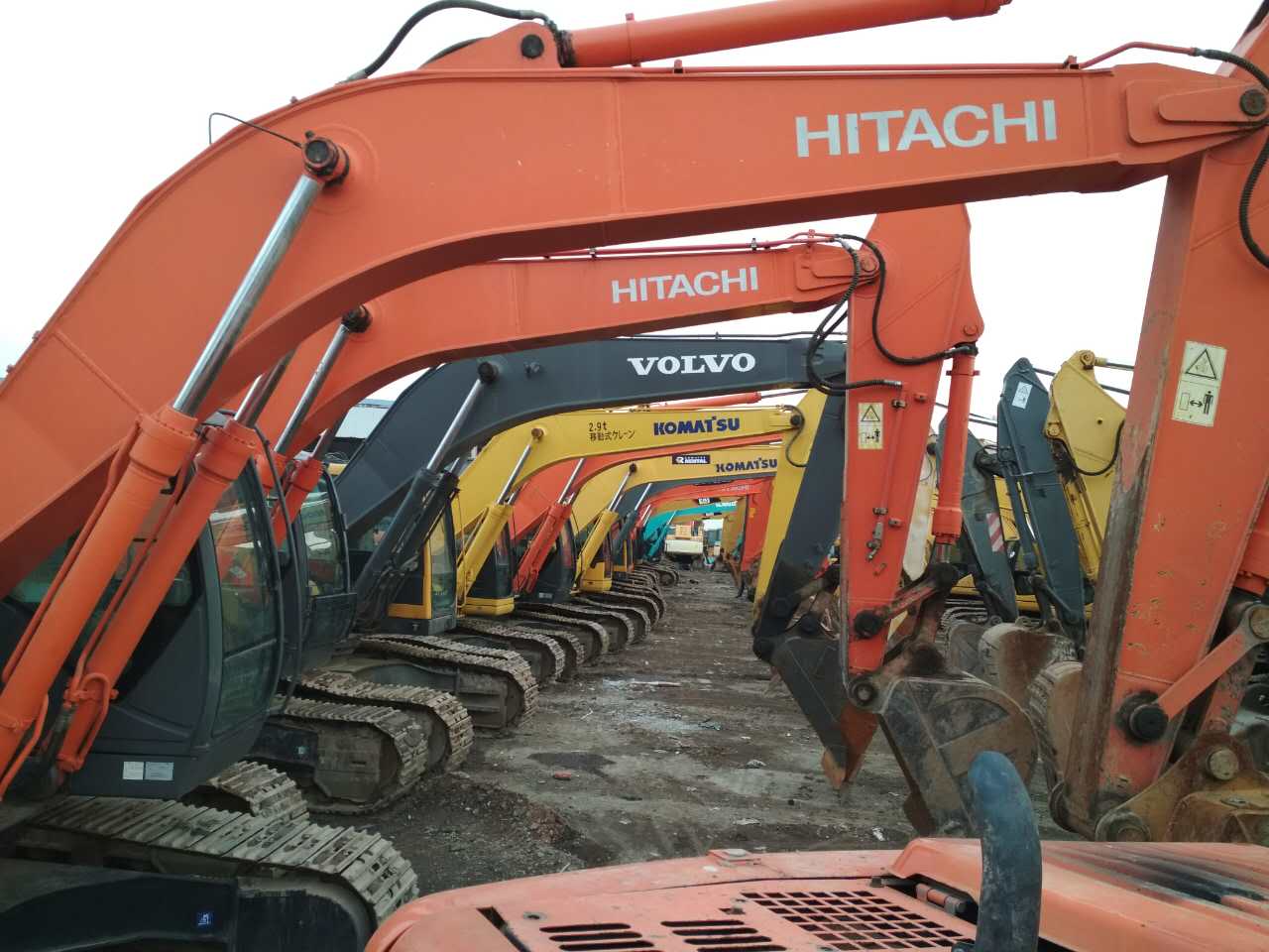 二手挖掘机现场实拍,二手挖掘机直击现场