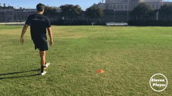 足球实战技巧长传球的练习秘诀,新手必学足球简单的过人技巧