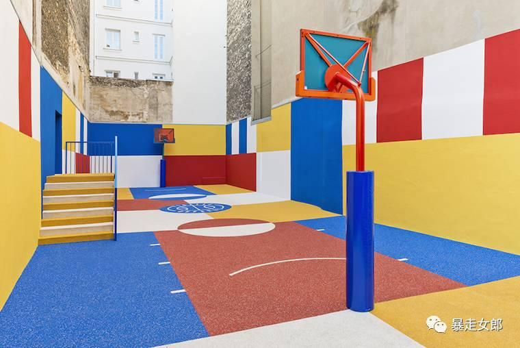 巴黎艺术篮球场配色 (巴黎色彩缤纷的篮球场)