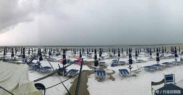 意大利海滩小镇“六月飞雪”,游客却纷纷表示很舒服