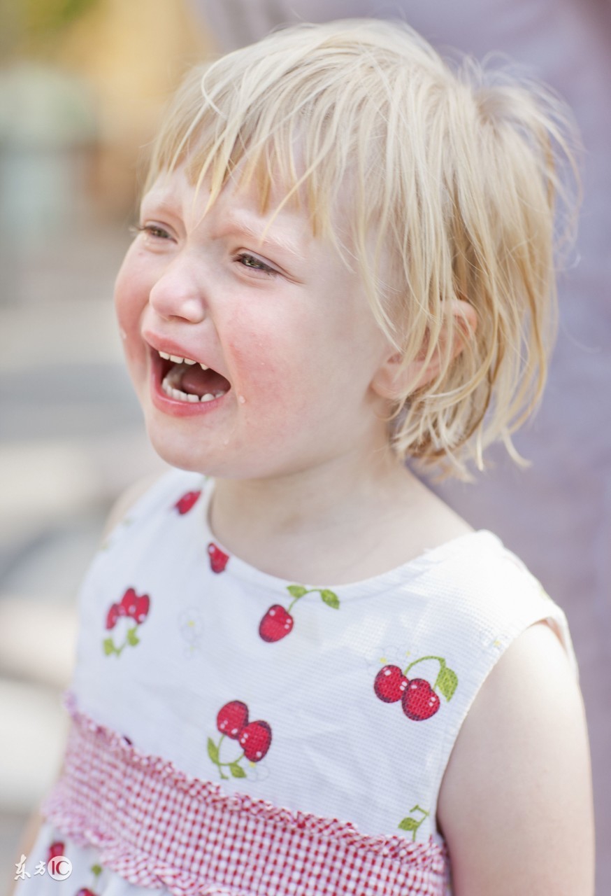 宝宝情绪崩溃嚎啕大哭，转移注意力根本不管用，专家建议这样做