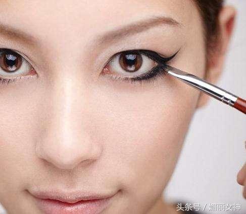 单眼皮眼尾下垂肿眼泡怎么画眼线,单眼皮如何用眼线画出双眼皮