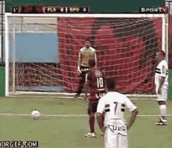 足球搞笑的gif,足球场上永不放弃的名场面gif