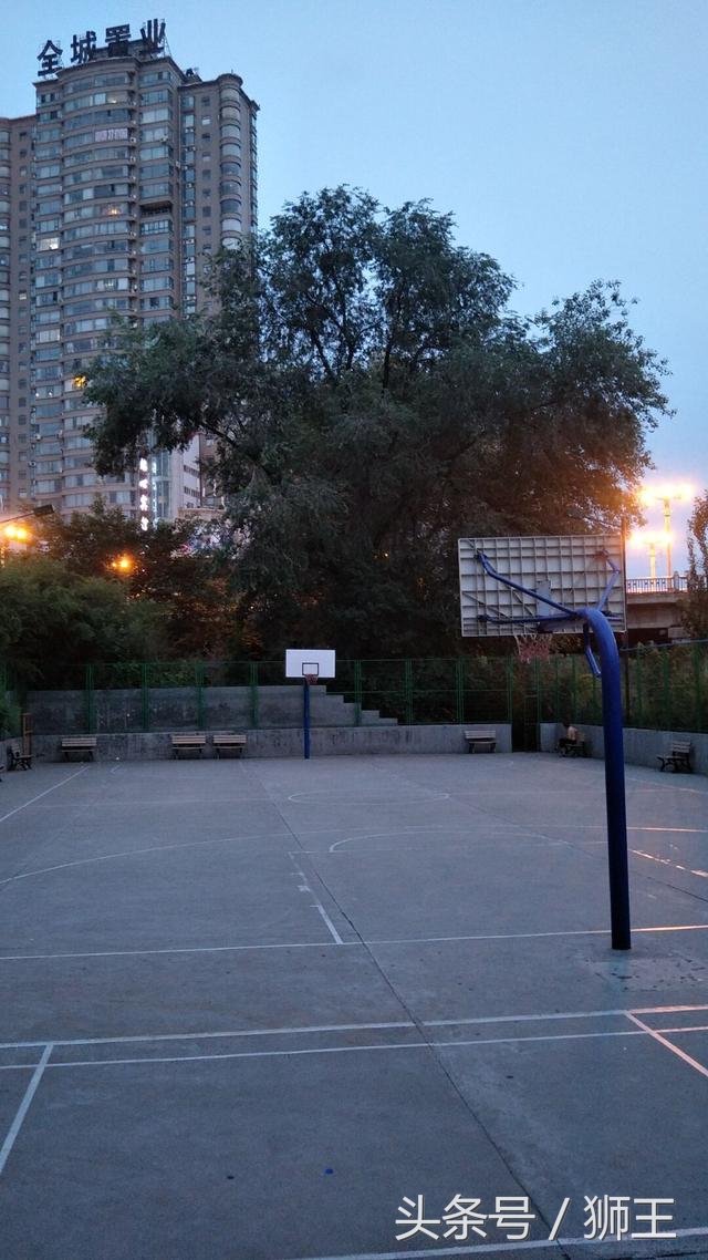 惊愕!足球场的功用不是踢足球竟是用来遛弯