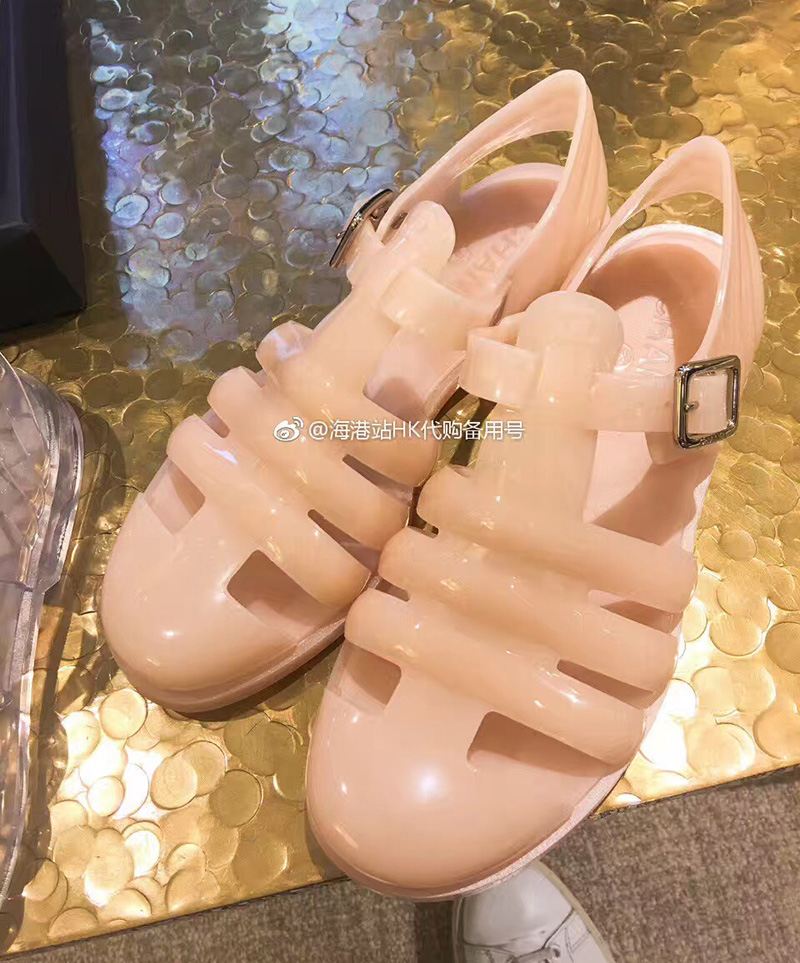 香奈儿卖价4000块一双的塑料凉鞋！竟然跟我童年时候9块钱一双的一样一样的
