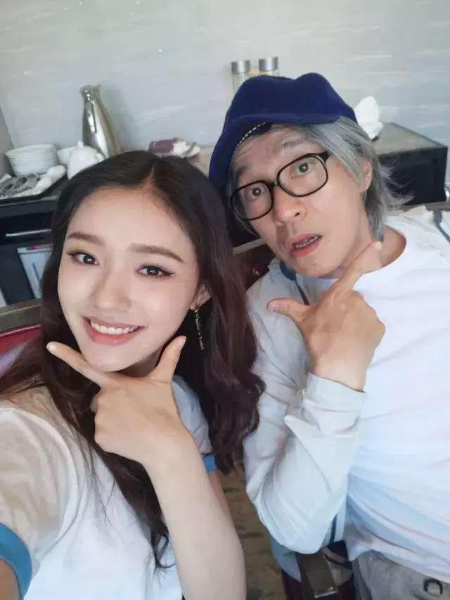 十几岁为贴补家用上节目当模特,脸被当成画盘的林允满脸不情愿~