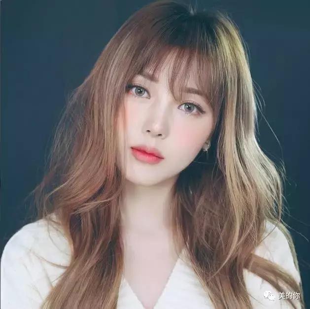 黄皮适合染什么颜色的发色显白,换发色耐看