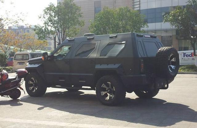 大妈越野车上牌,1500万越野车被大妈开上牌