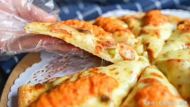 汪涵吴秀波关之琳宋茜刷爆票圈时，这个镶金边的pizza却火了