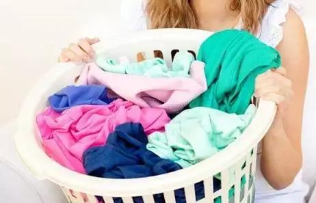 黑裤子洗完是正面晒还是反面晒,晒裤要反过来晒吗