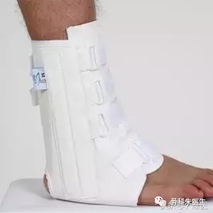 踝关节骨折和踝关节扭伤哪个严重,踝关节扭伤康复治疗注意事项