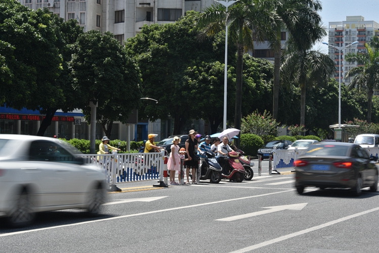 北海不礼让行人不扣分的视频,广西北海礼让行人监测点