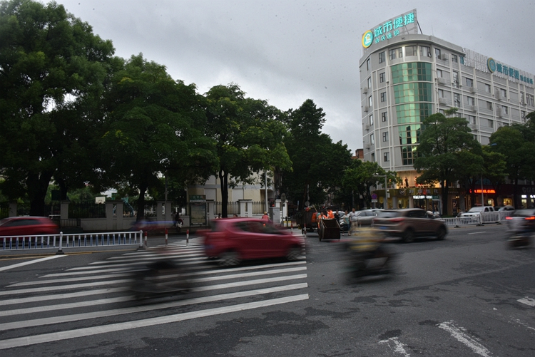 北海不礼让行人不扣分的视频,广西北海礼让行人监测点