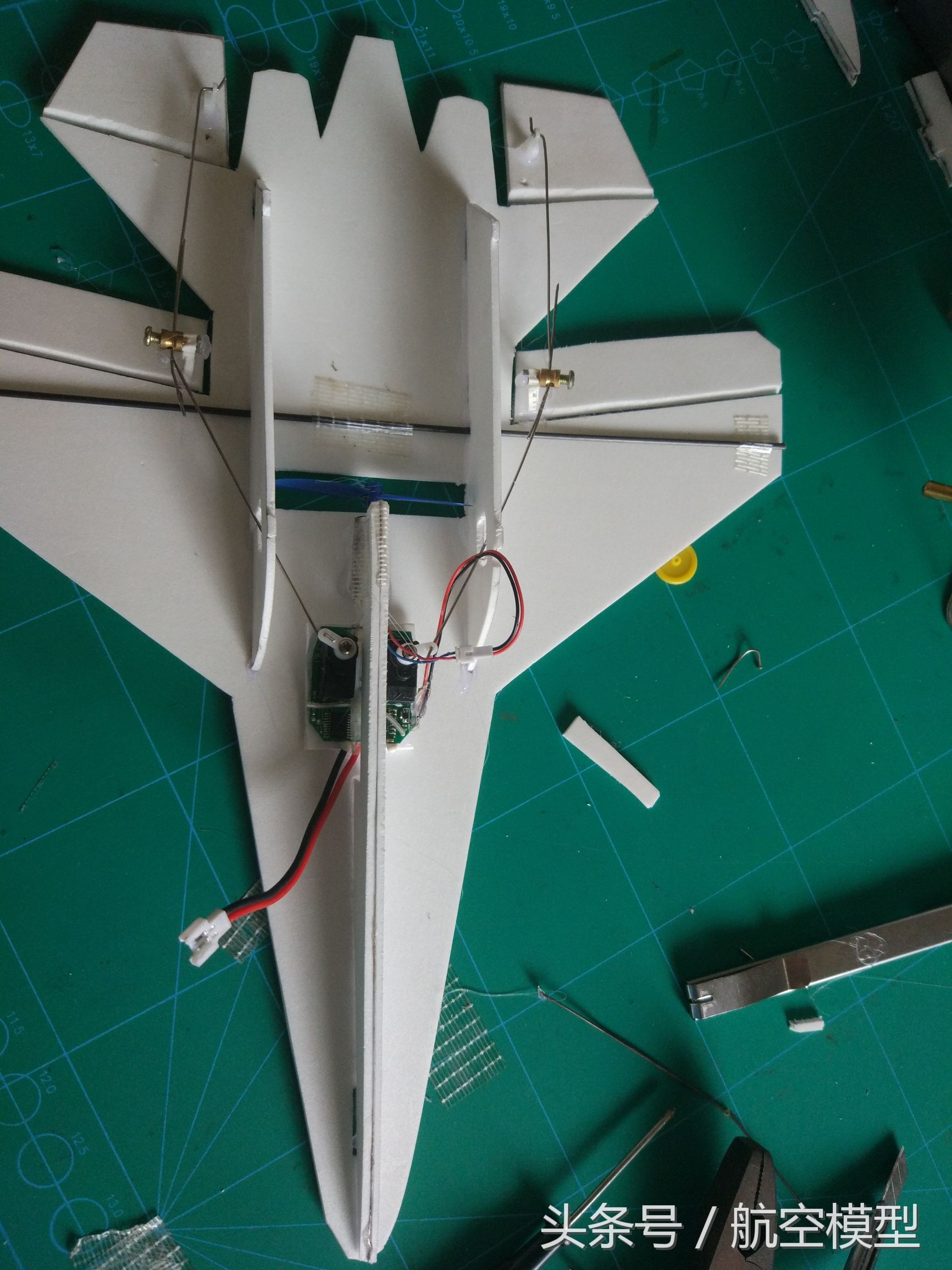 自制遥控小飞机只要一个小马达,自制一架小飞机