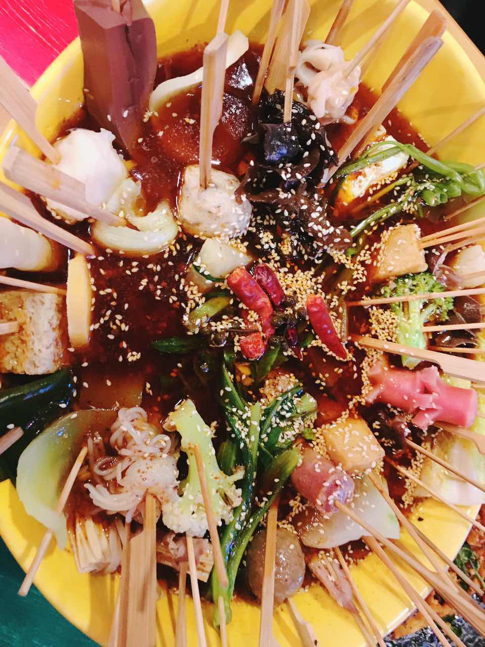 脚步丈量风情,在北京胡同里遇见嘻嘻辣串儿啤—嘻嘻辣东直门店记