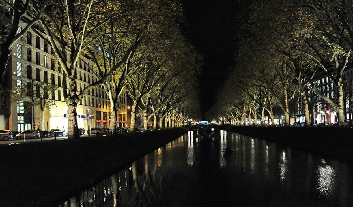 除了啤酒足球汽车,这里还有*情纵**的购物体验