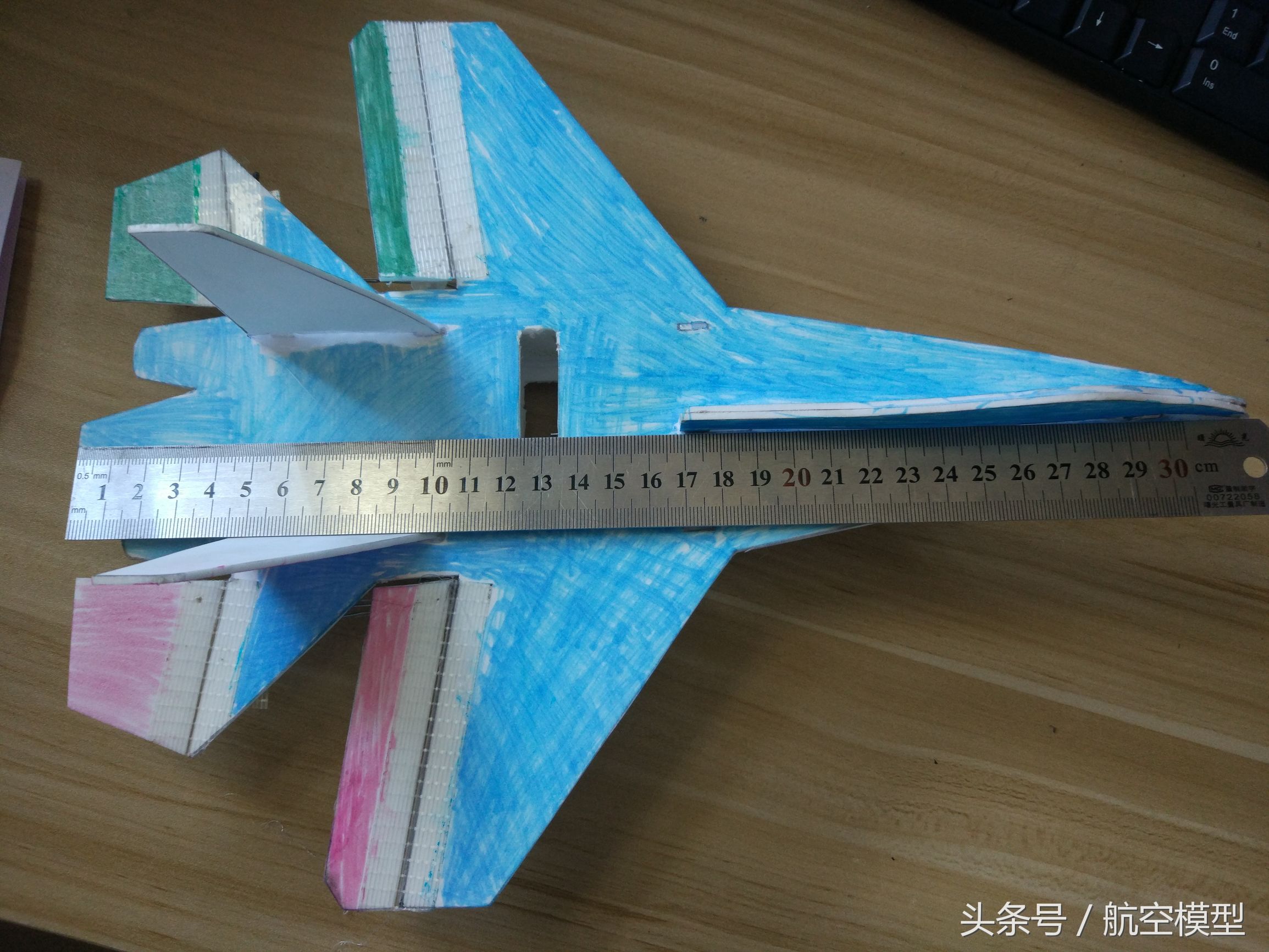 自制遥控小飞机只要一个小马达,自制一架小飞机