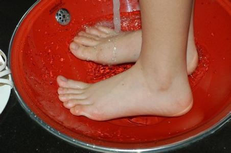 脚气最佳偏方一招解决,脚气小偏方藿香正气水能治脚气吗