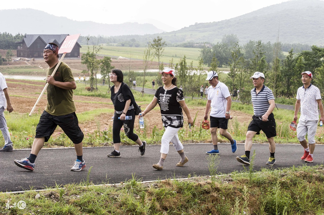 健步走时膝盖是直还是弯,健步走与慢跑哪个伤膝盖