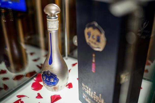 战狼2巧妙植入白酒广告，国酒走出去不止有茅台