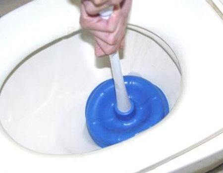 家里的马桶堵塞了简单的操作方法,家里马桶堵塞怎么办