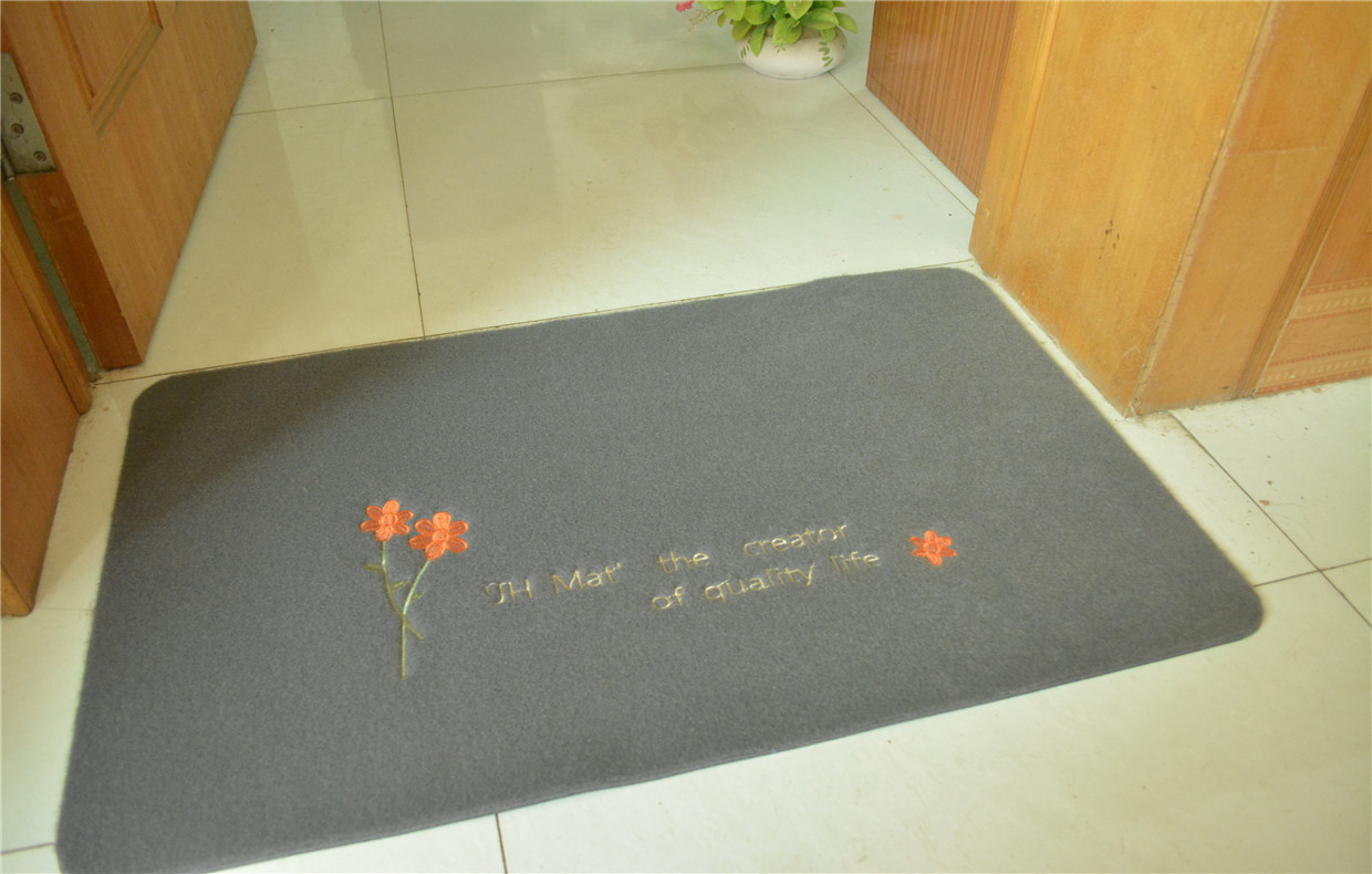 地毯放门里还是门外,店铺地毯是放门外还是放屋里