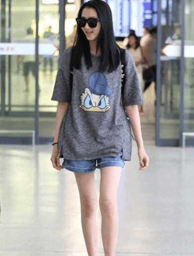 同样穿“尿不湿”短裤，周冬雨被吐槽，赵丽颖却被赞时尚