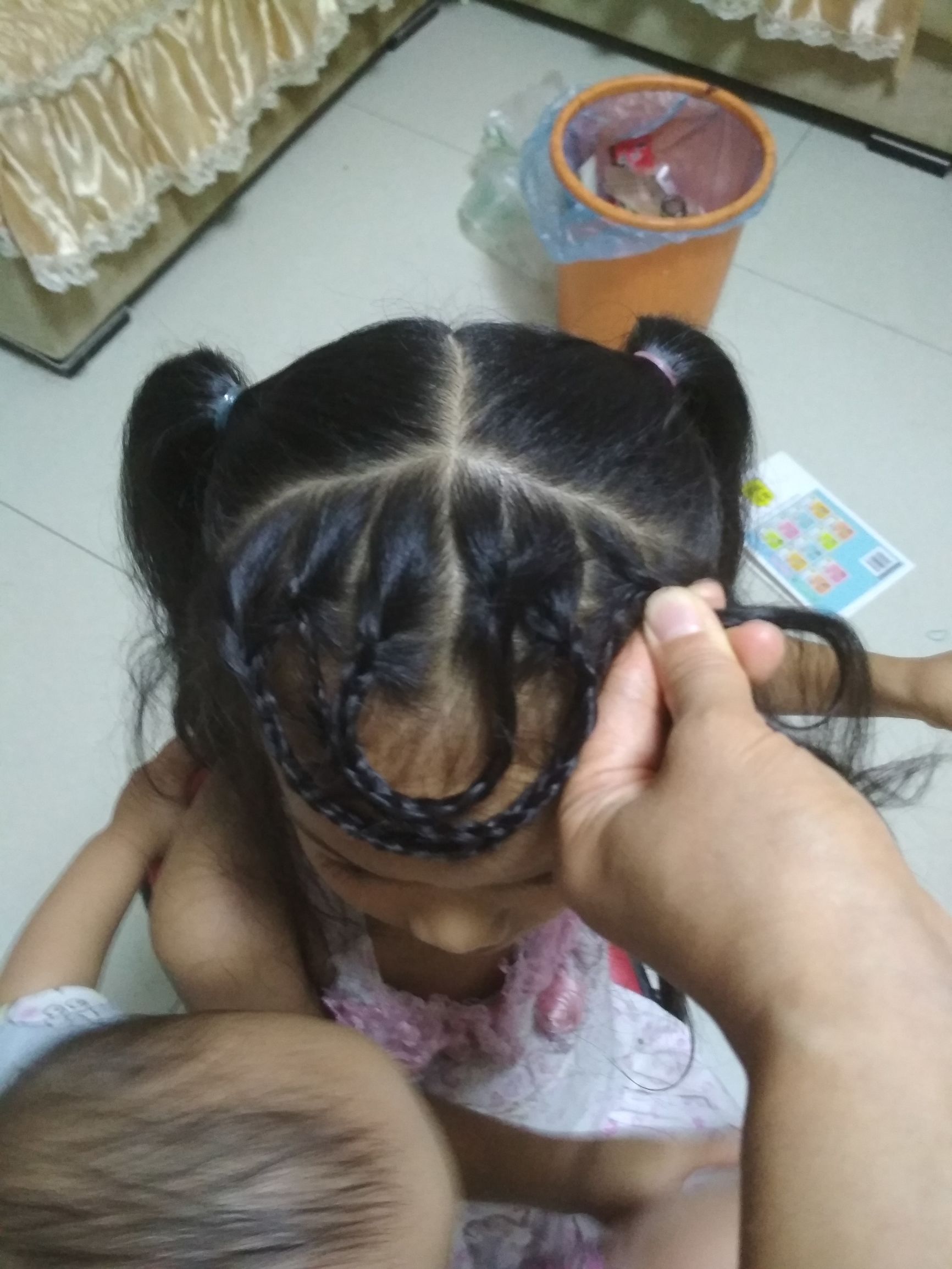 宝宝刘海怎么编起来好看,小孩高额头刘海怎么扎起来好看