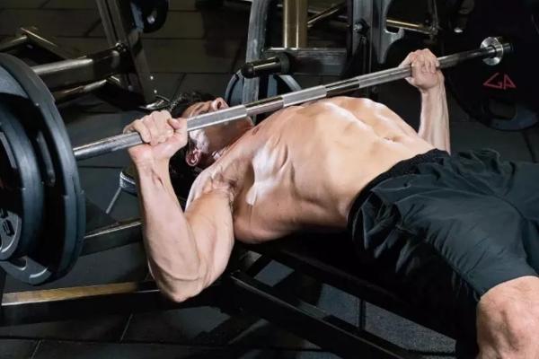 如何把胸肌练得更加宽阔平整,跟胸部脂肪说拜拜的动作