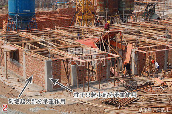 地震发生时安全的逃生方法100字,高楼发生地震时正确的逃生方法是