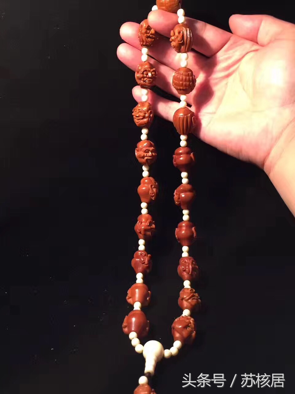 橄榄核铁盒包浆效果,橄榄核财神手串包浆