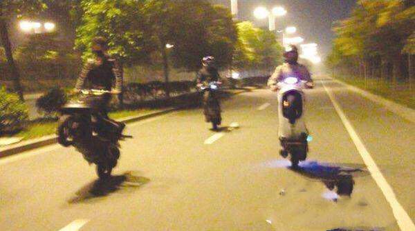 这是谁家的孩子?太危险了!