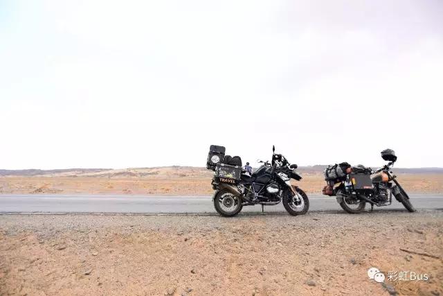 90后情侣骑摩托在额济纳，不小心拉了次最贵的屎