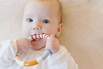 小孩爱咬衣服指甲是什么原因,孩子老是咬衣服和铅笔怎么回事