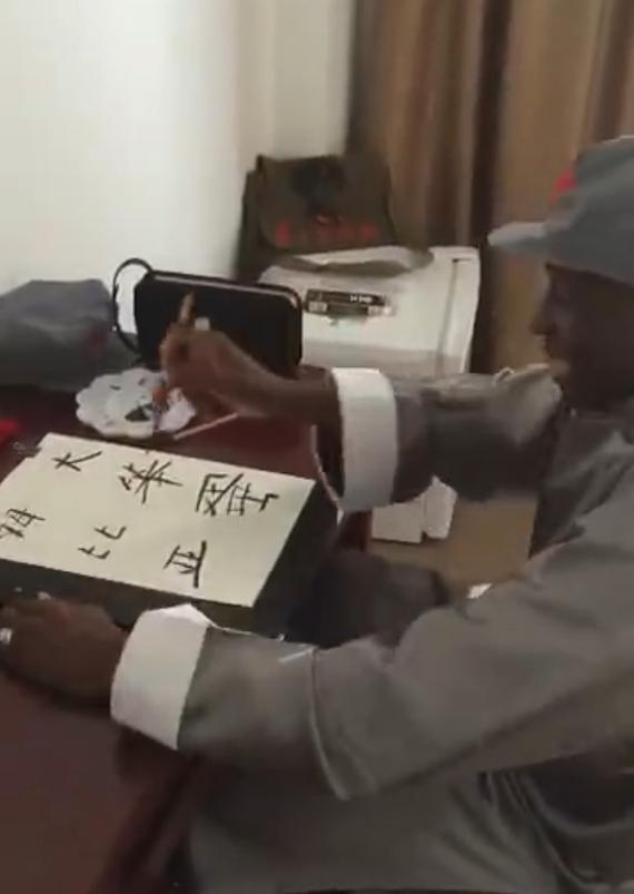 场上他是中超顶级外援，场下他是一名网红，学中文要给球迷正能量