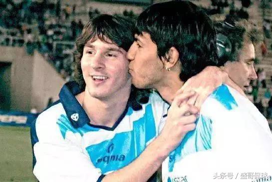 盘点足坛球星那些暖心瞬间,足坛球星经典回顾