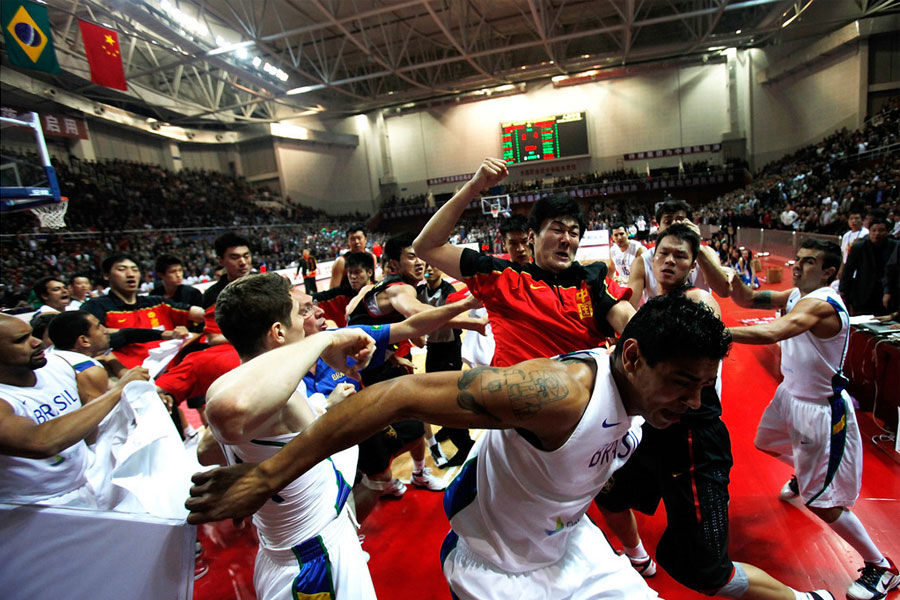 中国男篮5大打架高手,中国男篮最铁血的一战视频朱芳雨