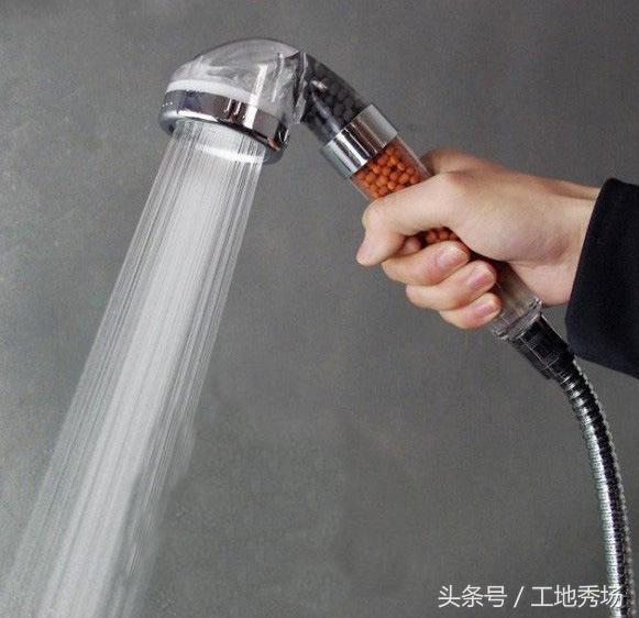 顶部花洒有水垢堵塞怎么打开清洗,家里面洗澡的花洒老是堵塞怎么办