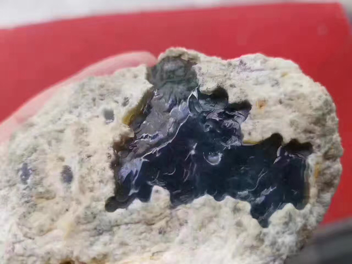 刚买来块5000的翡翠原石,开窗阳绿的翡翠原石能否时来运转