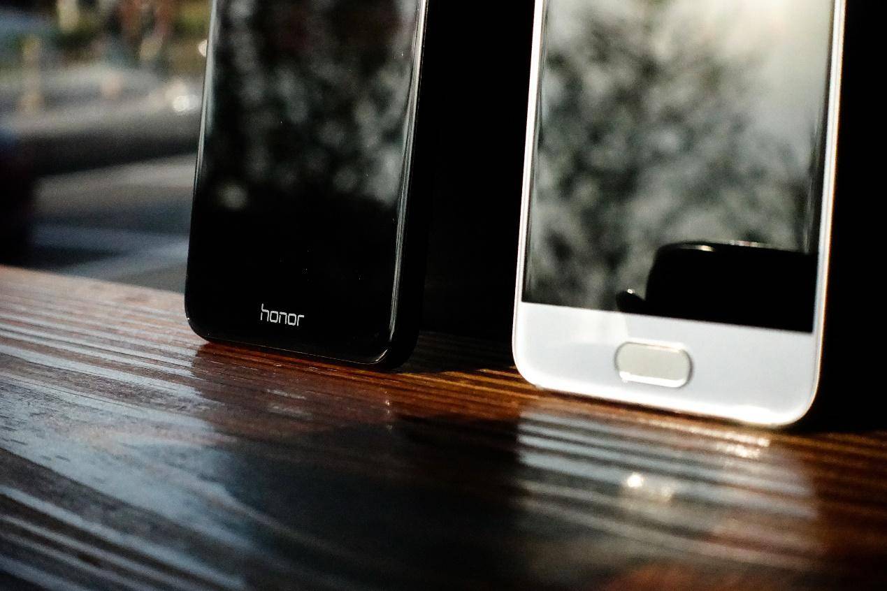 荣耀v9和荣耀9的性能有什么区别,荣耀9和荣耀v9哪个好值得买